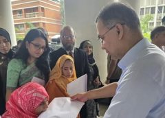 প্রতিবন্ধী ৩ ব্যক্তির হাতে নিয়োগপত্র তুলে দিলেন প্রধানমন্ত্রী